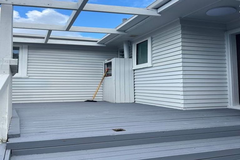 Photo of property in 2 Springside Place, New Lynn, Auckland, 0600