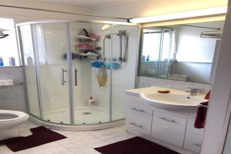 Photo of property in 2/1 Roseburn Place, Pakuranga, Auckland, 2010