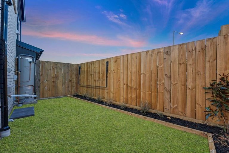 Photo of property in 98a Royal Road, Massey, Auckland, 0614