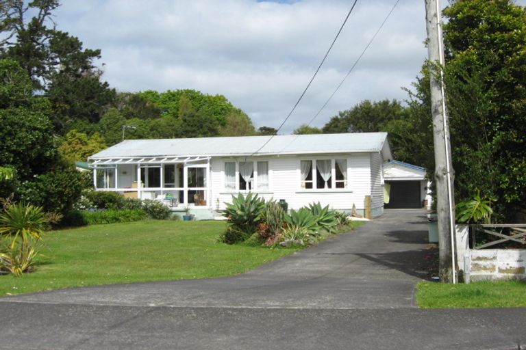 Photo of property in 33 The Terrace, Herald Island, Auckland, 0618
