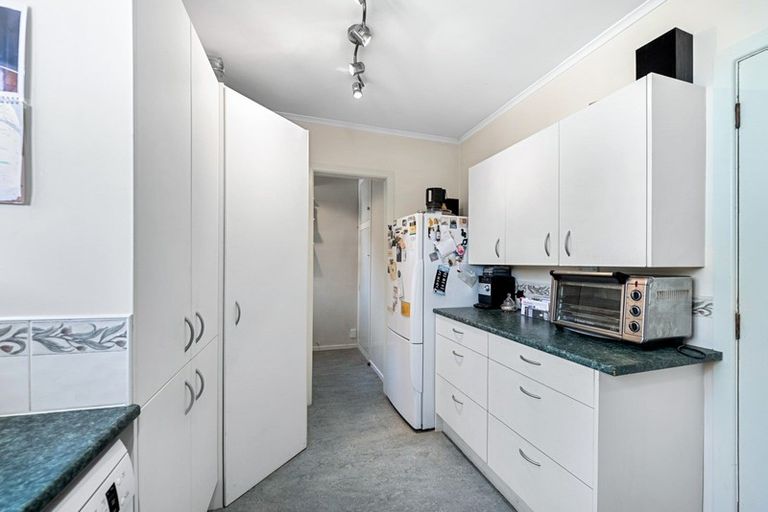 Photo of property in 4 Cotswold Crescent, Newlands, Wellington, 6037