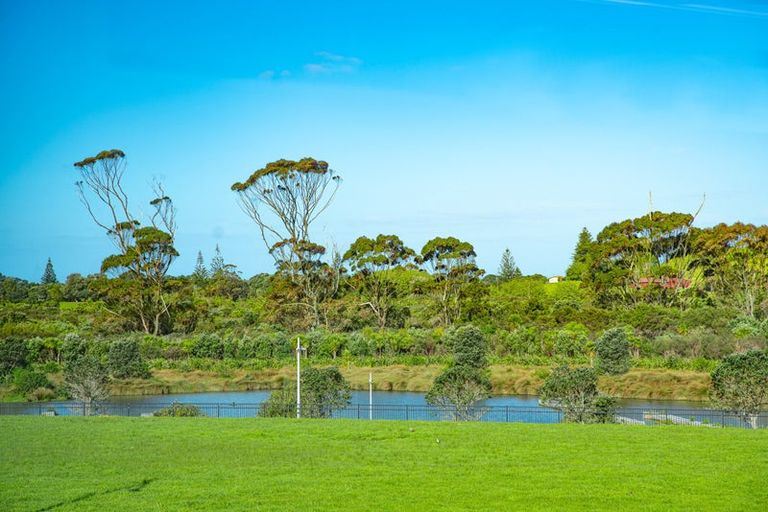 Photo of property in 102a Te Oneroa Way, Long Bay, Auckland, 0630