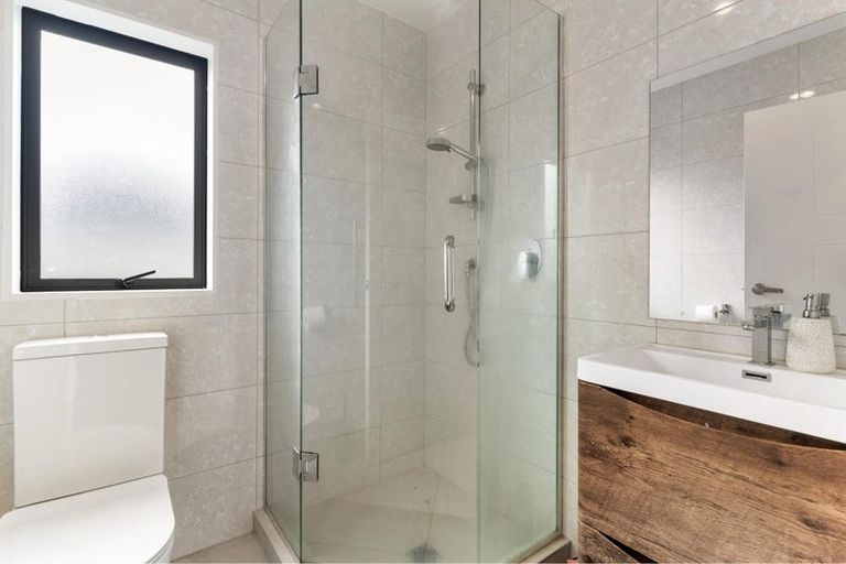 Photo of property in 86a Kelman Road, Kelston, Auckland, 0602