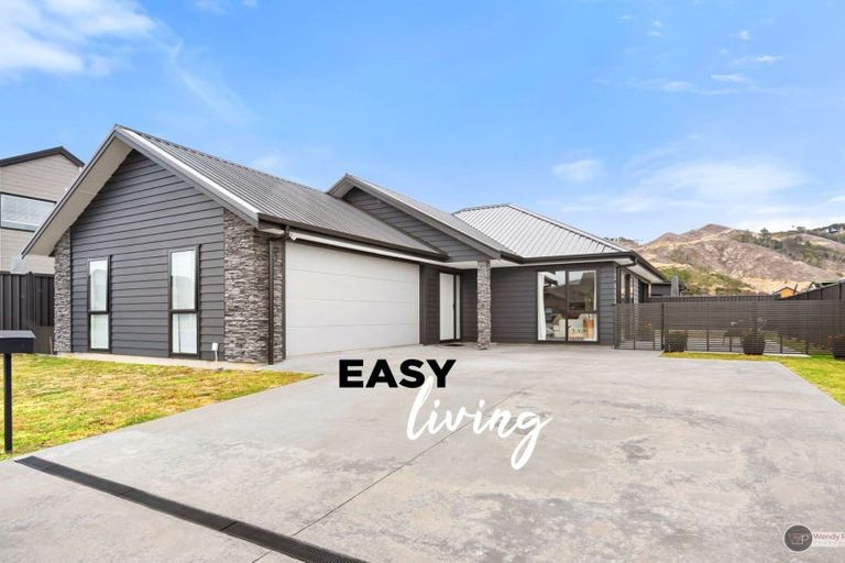 Photo of property in 11 Castletown Street, Wallaceville, Upper Hutt, 5018