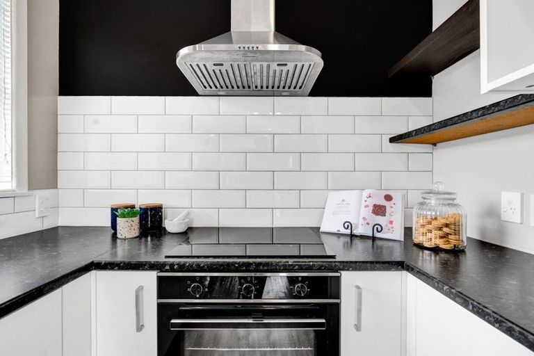 Photo of property in 17 Rainsford Street, Moturoa, New Plymouth, 4310