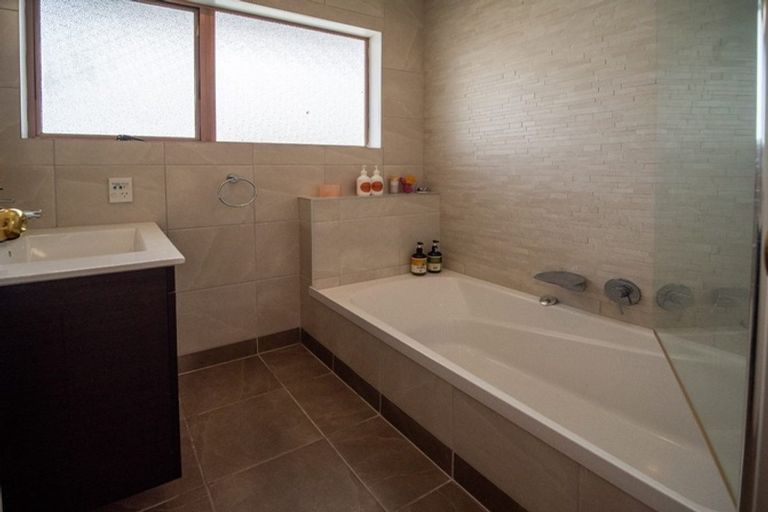 Photo of property in 1/47 Rawene Road, Birkenhead, Auckland, 0626