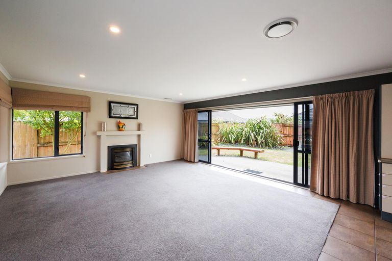 Photo of property in 12 Johnstone Drive, Fitzherbert, Palmerston North, 4410
