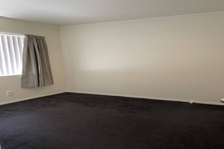 Photo of property in 34 Ginders Drive, Massey, Auckland, 0614