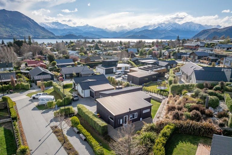 Photo of property in 21 Kapuka Lane, Wanaka, 9305
