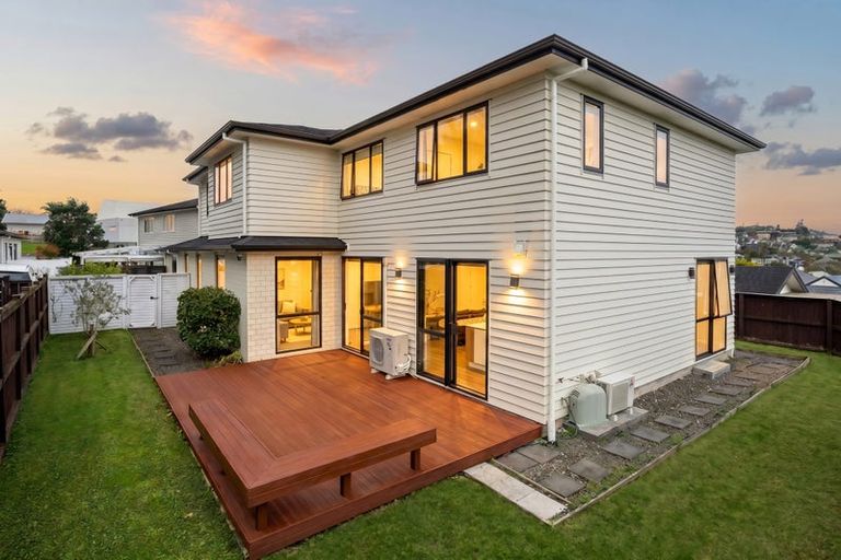 Photo of property in 19a Northcross Drive, Oteha, Auckland, 0632