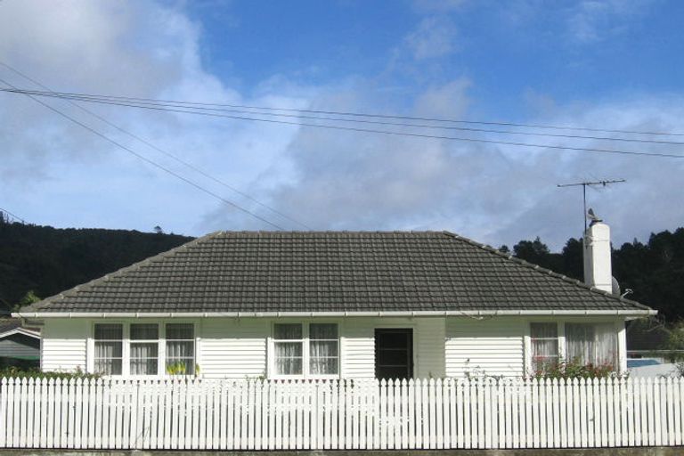 Photo of property in 16 Walker Grove, Stokes Valley, Lower Hutt, 5019