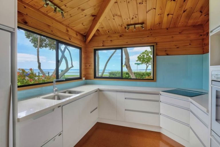 Photo of property in 33 The Esplanade, Eastern Beach, Auckland, 2012