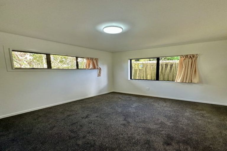 Photo of property in 16 Zingaro Place, Massey, Auckland, 0614
