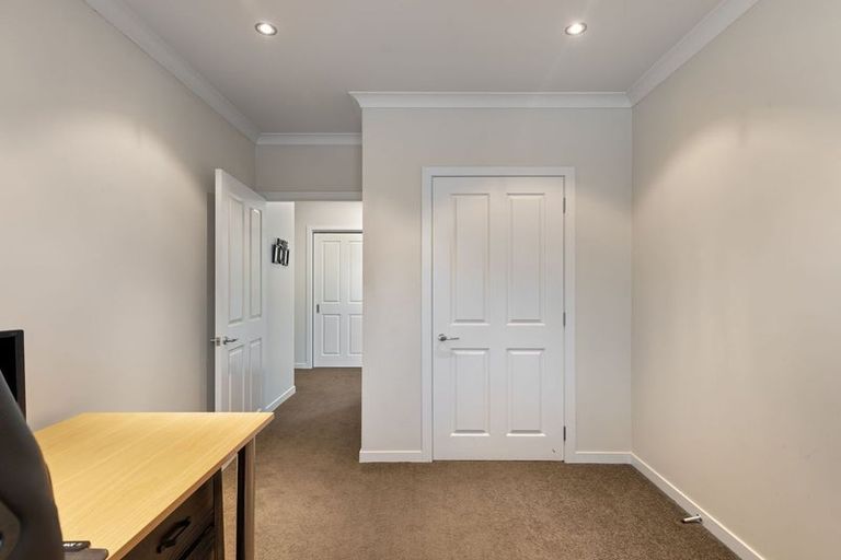 Photo of property in 37 La Lena Grove, Fitzherbert, Palmerston North, 4410