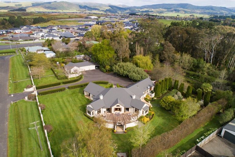 Photo of property in 5 Waicola Drive, Fitzherbert, Palmerston North, 4471