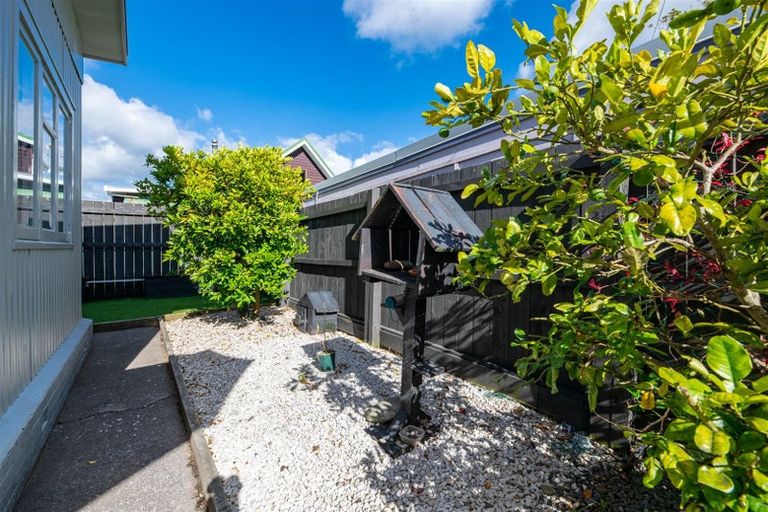 Photo of property in 2/176 Henderson Valley Road, Henderson, Auckland, 0612