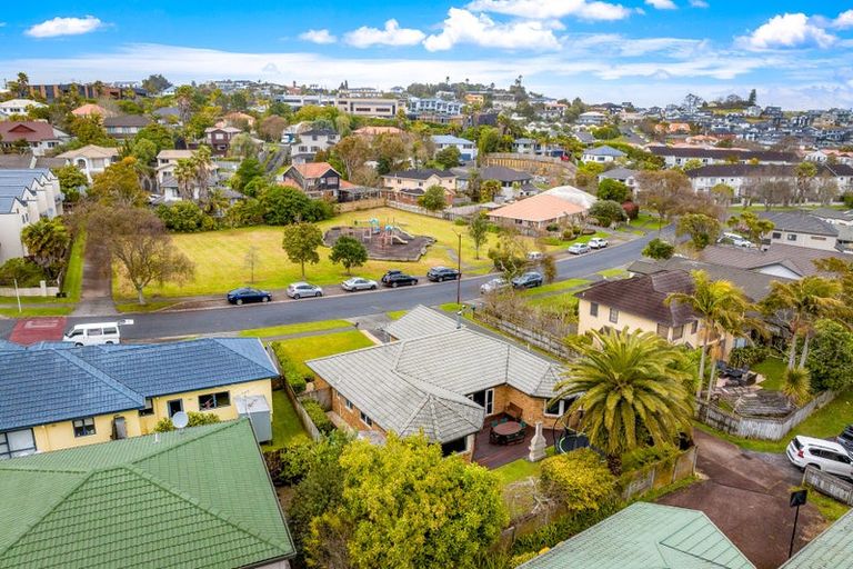 Photo of property in 27 Ponderosa Drive, Oteha, Auckland, 0632