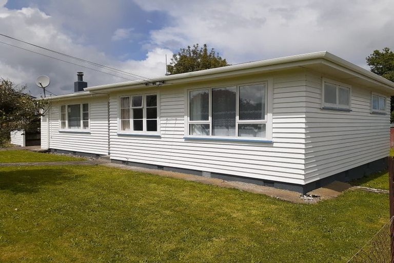 Photo of property in 15 Mako Mako Road, Levin, 5510