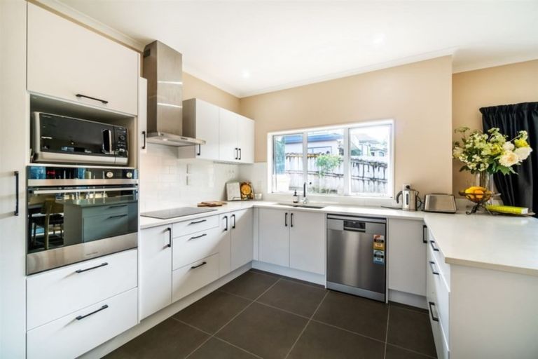 Photo of property in 48 Hogarth Rise, West Harbour, Auckland, 0618