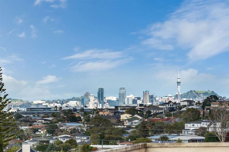 Photo of property in 225 Forrest Hill Road, Forrest Hill, Auckland, 0620