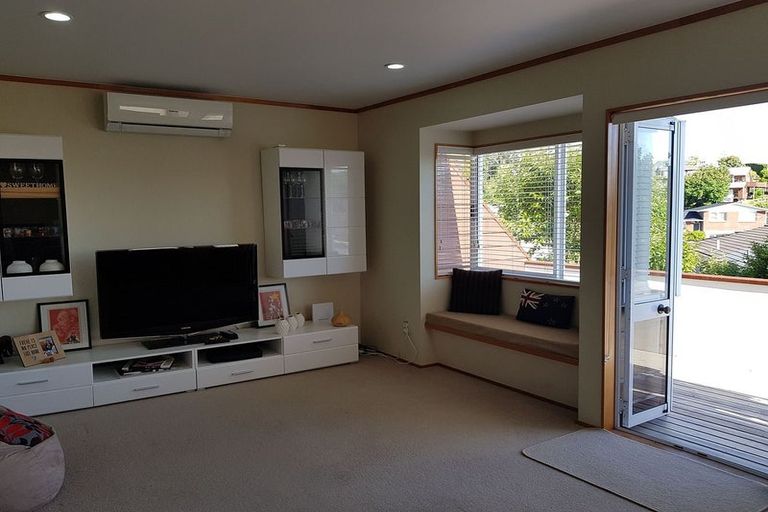 Photo of property in 2/10 Ondine Place, Glenfield, Auckland, 0629
