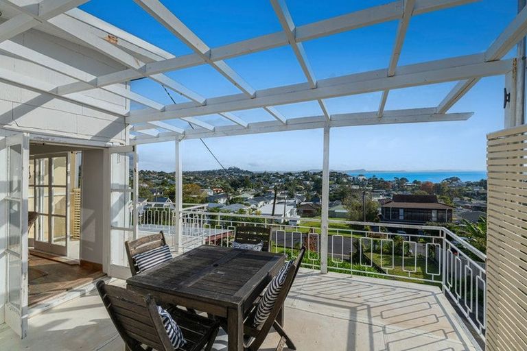 Photo of property in 43 Surf Road, Stanmore Bay, Whangaparaoa, 0932