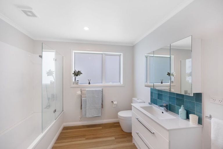 Photo of property in 4 Pekanga Road, Normandale, Lower Hutt, 5010