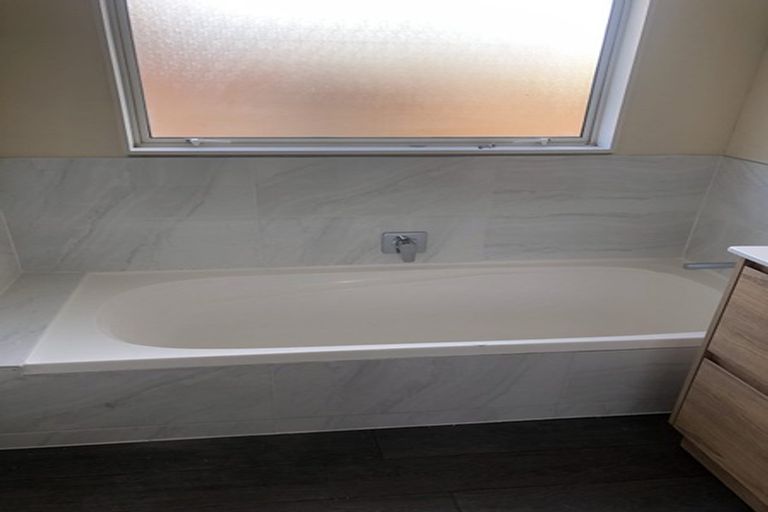 Photo of property in 44a De Havilland Drive, Goodwood Heights, Auckland, 2105