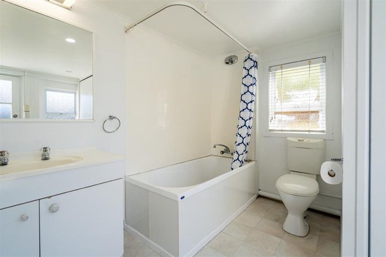 Photo of property in 1/22 Onepoto Road, Hauraki, Auckland, 0622