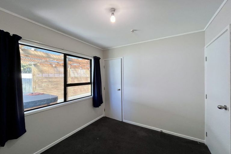 Photo of property in 2/2 Sevilla Place, Unsworth Heights, Auckland, 0632