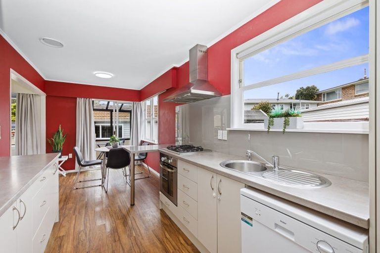 Photo of property in 2 Whirinaki Crescent, Heretaunga, Upper Hutt, 5018