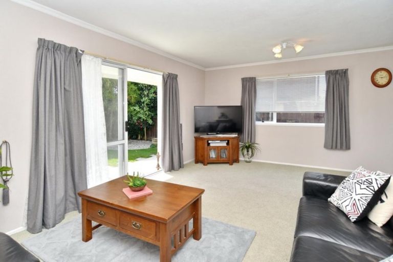 Photo of property in 21 Honeysuckle Place, Northcote, Christchurch, 8052