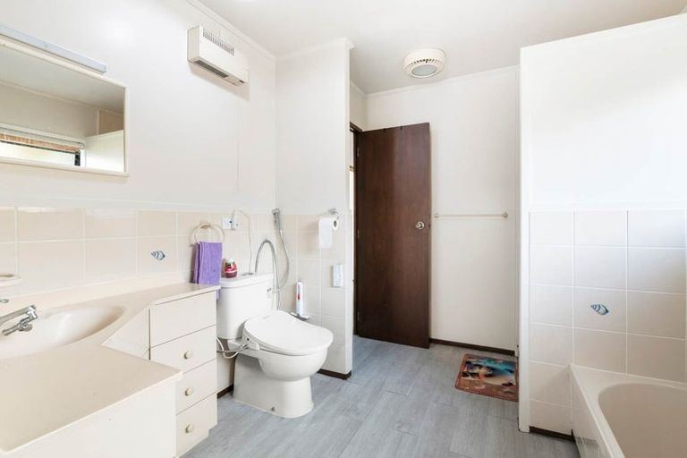 Photo of property in 17 Palliser Lane, Browns Bay, Auckland, 0630