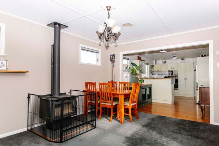 Photo of property in 17 Smith Street, Dannevirke, 4930