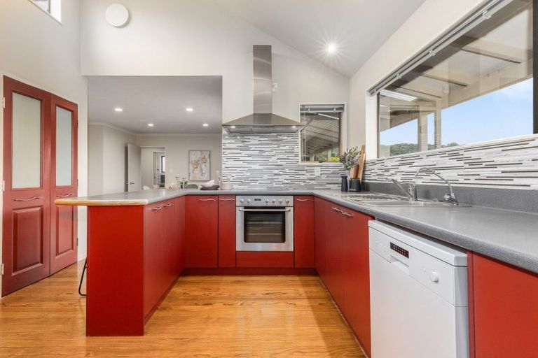 Photo of property in 30 Kinloch Place, Papakowhai, Porirua, 5024