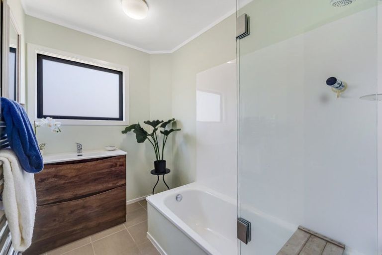 Photo of property in 10 Oliver Twist Avenue, Mellons Bay, Auckland, 2014