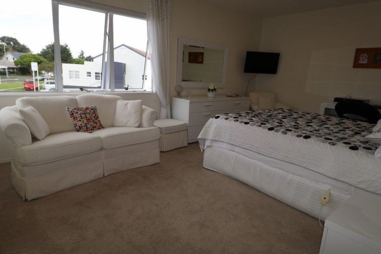 Photo of property in 212b Devonport Road, Tauranga, 3110