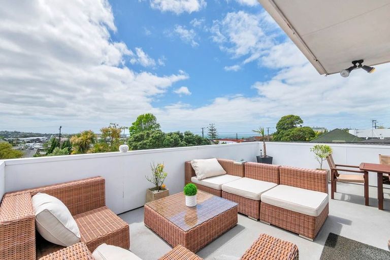 Photo of property in 23 Knights Road, Rothesay Bay, Auckland, 0630