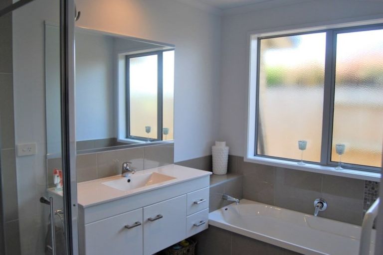 Photo of property in 45 Kowi Lakes Drive, One Tree Point, 0118