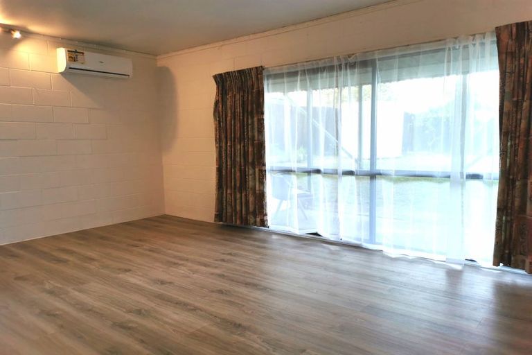 Photo of property in 21 Rosewarne Crescent, Glendene, Auckland, 0602