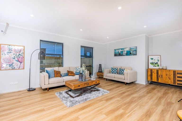 Photo of property in 1 Vintry Drive, Kumeu, 0810