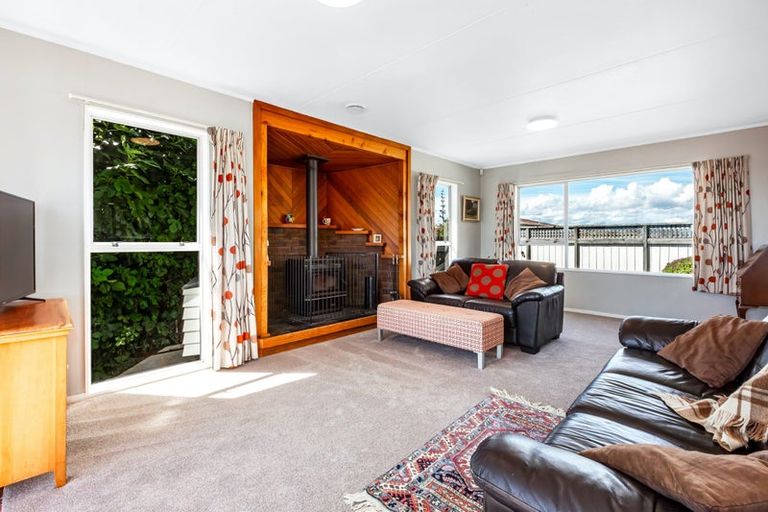 Photo of property in 131 Gloaming Hill, Titahi Bay, Porirua, 5022