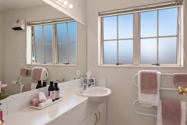 Photo of property in 1/93 Forrest Hill Road, Milford, Auckland, 0620