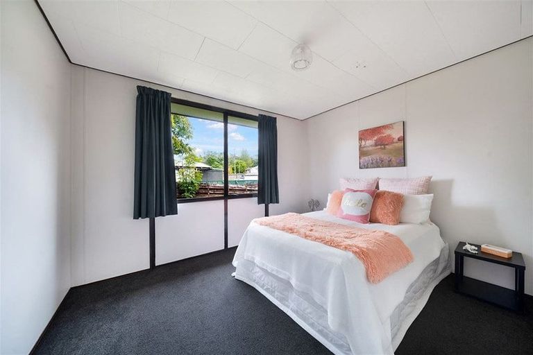 Photo of property in 2/76 Parrs Cross Road, Henderson, Auckland, 0612