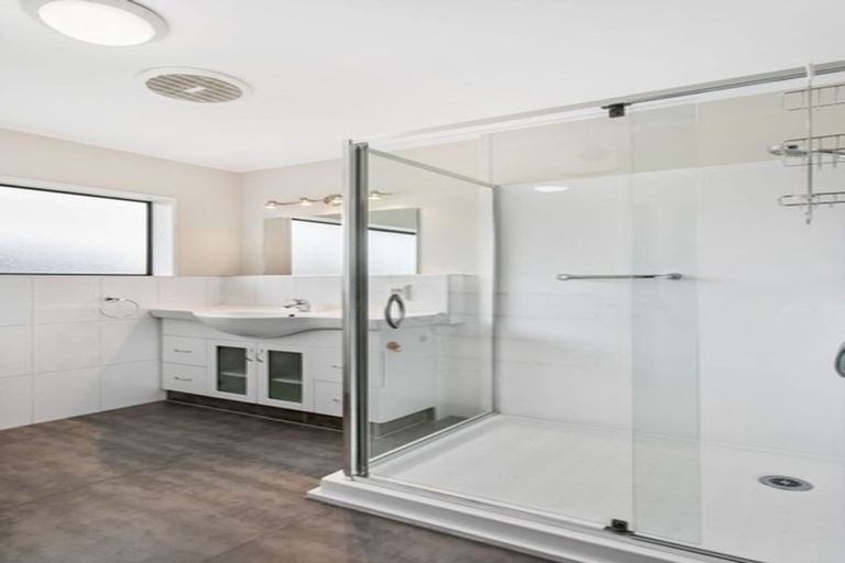 Photo of property in 6 Youngs Road, Papakura, 2110