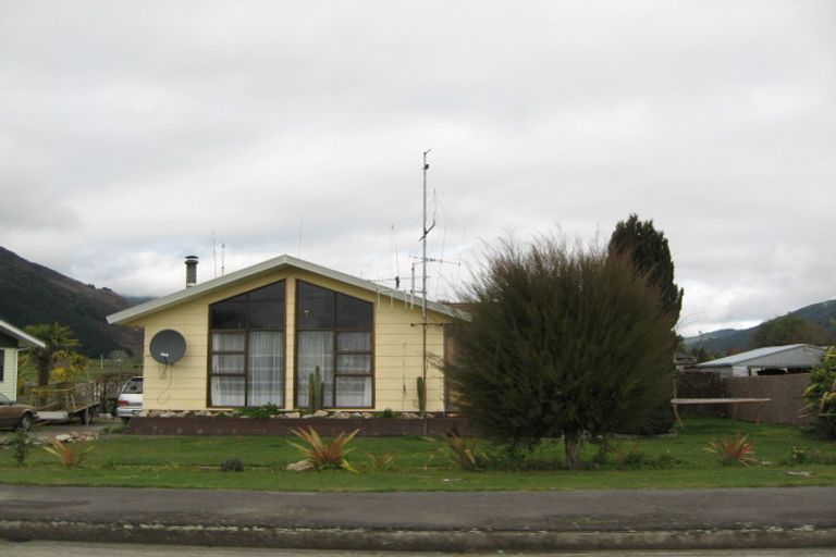 Photo of property in 24 Hampden Street, Murchison, 7007