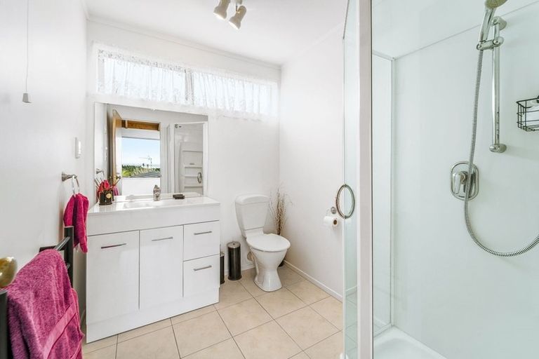 Photo of property in 32 Marina View Drive, West Harbour, Auckland, 0618