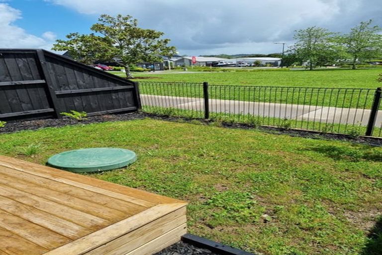 Photo of property in 4/3 Walsh Road, Wainui, 0932