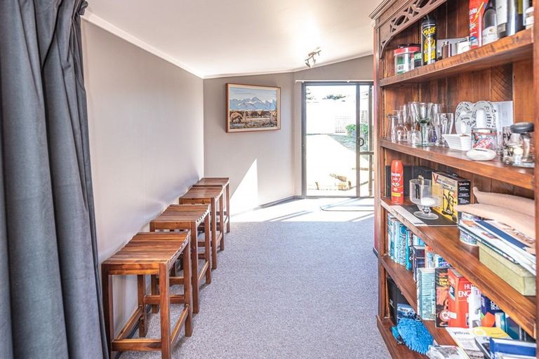 Photo of property in 64 Hinau Street, Castlecliff, Whanganui, 4501