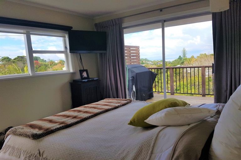 Photo of property in 8 Peter Terrace, Castor Bay, Auckland, 0620